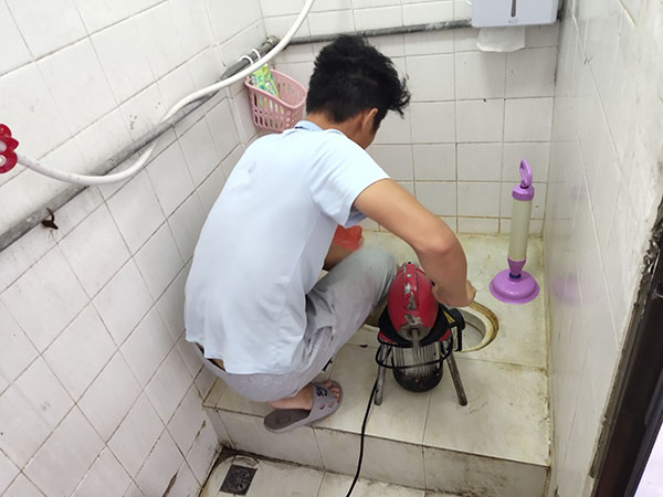赣州管道堵塞冒臭气 专业师傅现场解决问题