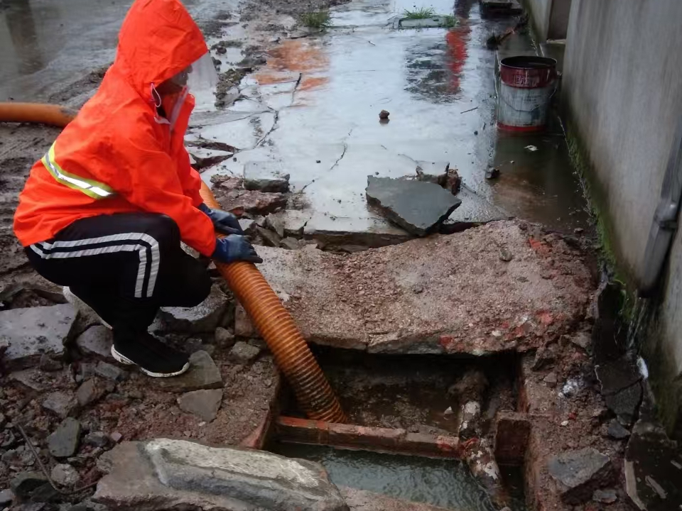 赣州专业清理污水池 炜誉市政以规范流程守护城市 “肠道”